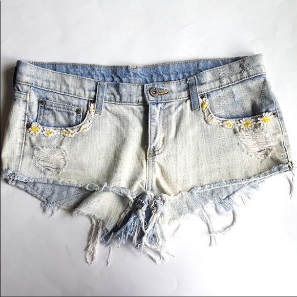 Carmer Flower Daisy Dukes - Picture 2 of 6